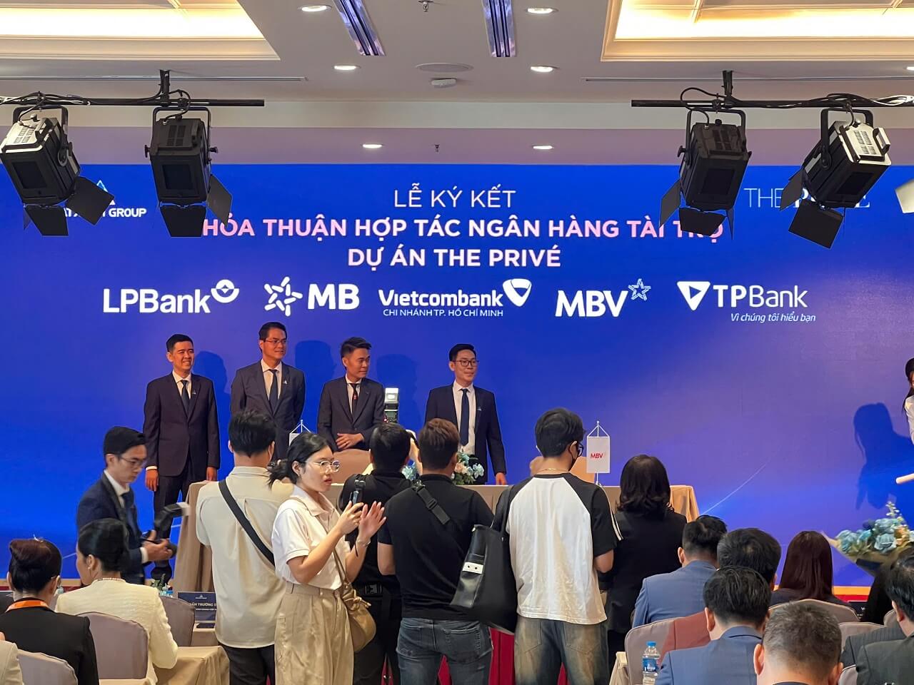lễ ký kếp hợp tác các Ngân Hàng tài trợ cho vay The Privé
